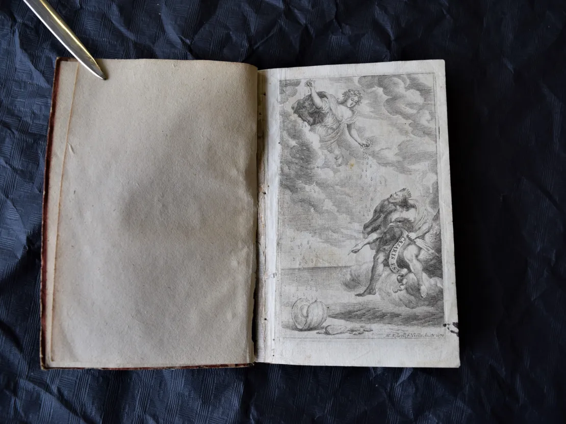 Iphide greca | Frontispice met personificatie van de regen in de vorm van een vrouw omringd door wolken, die druppels laat vallen op een gekroond personage, met een tekstband "Caesaris est", gesigneerd "M. K&uuml;sell fecit, Viena Aust. 1670". 