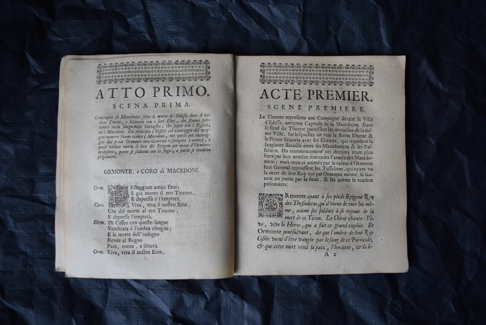 Archelao 1729 | Tweetalig libretto: op de linkerpagina Italiaans libretto, op de rechterpagina beschrijving van de sc&egrave;ne in het Frans.
