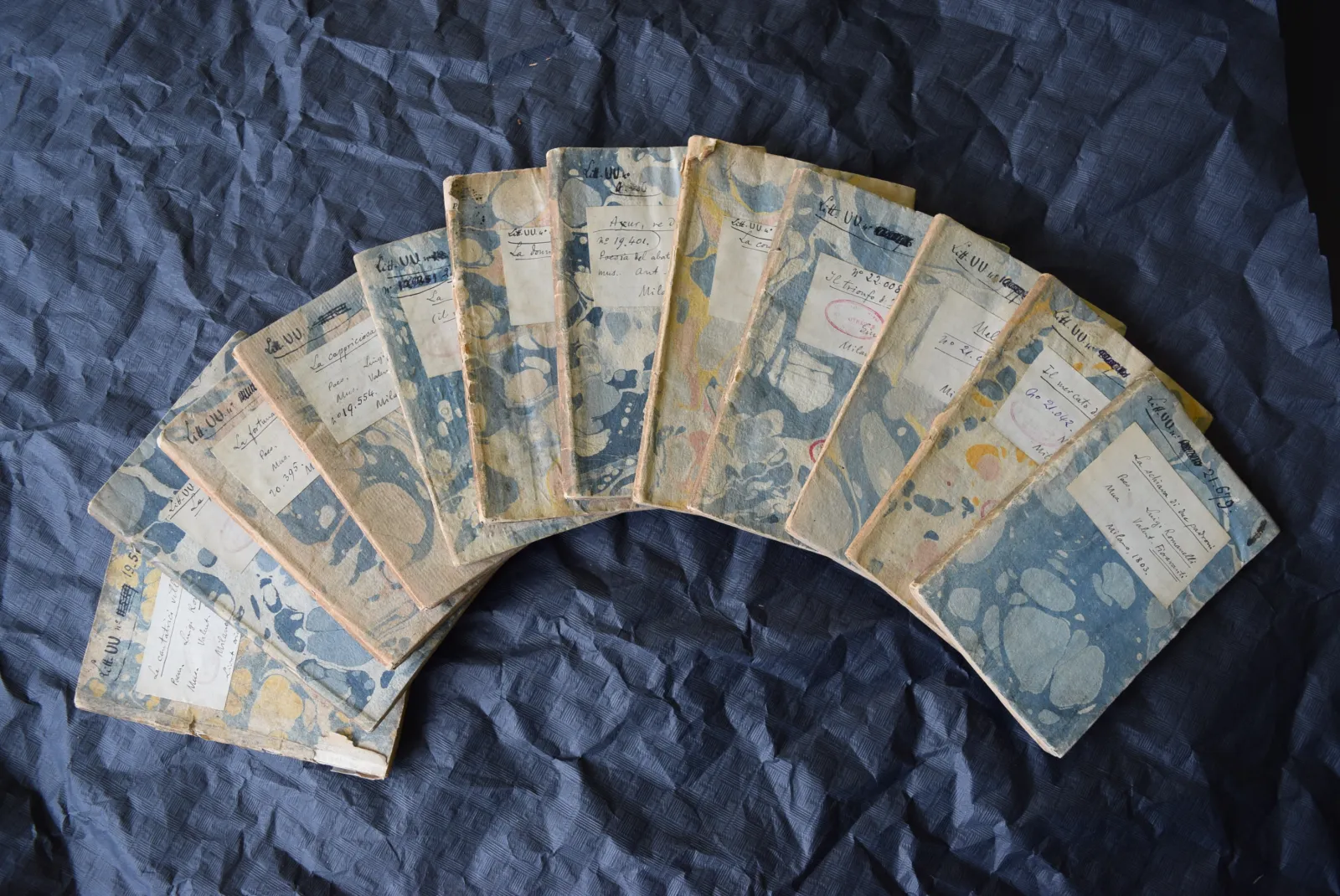 Libretti met cover van gemarmerd papier.