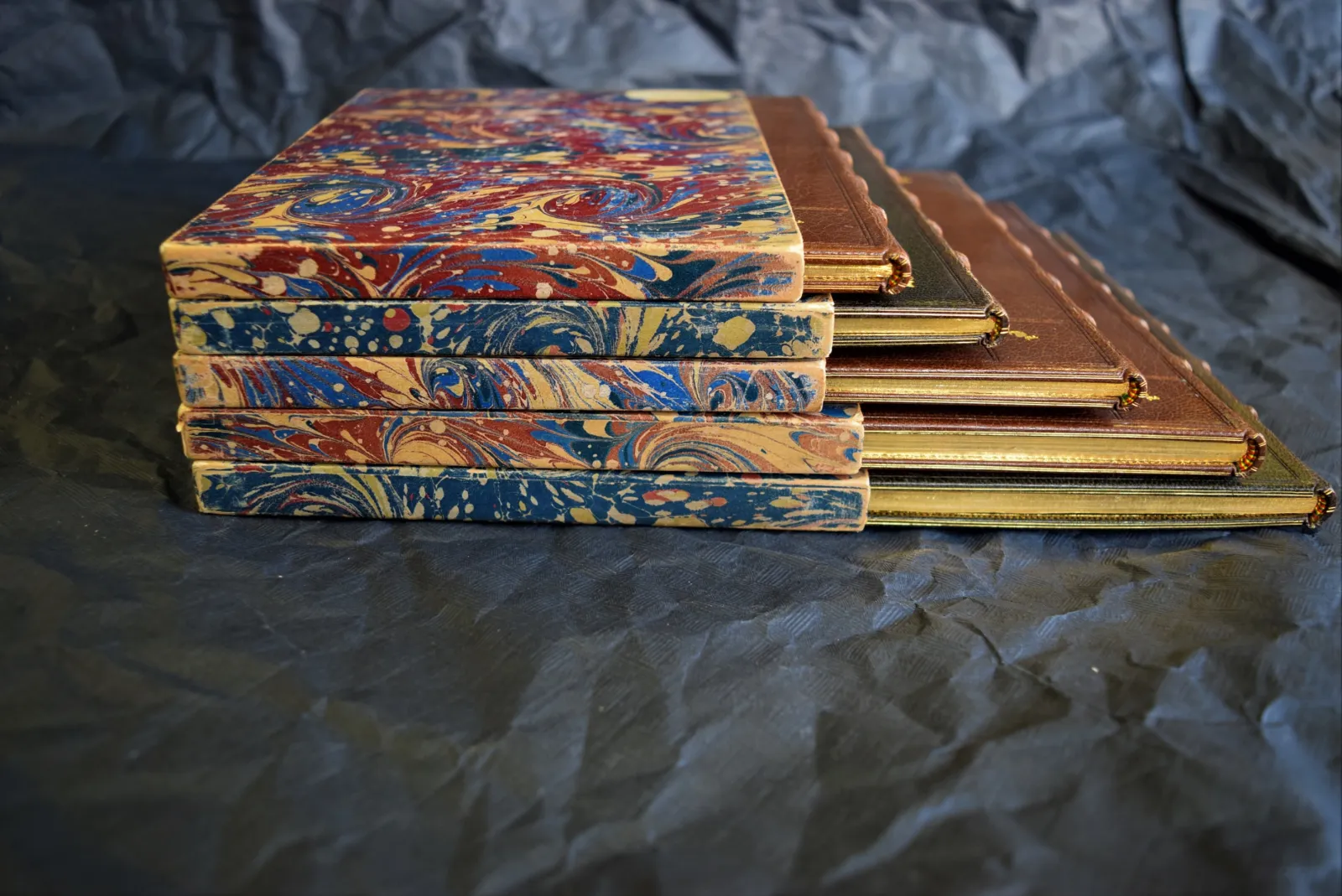 Vijf libretti in foedraal van gemarmerd papier. De libretti zijn gedrukt tussen 1615 en 1589, maar de lederen boekbanden met goudstempeling en gemarmerde schutbladen dateren uit de 19e eeuw. 