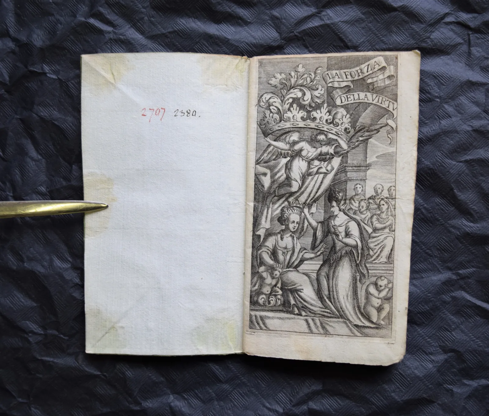Het frontispice stelt een vrouw voor, vermoedelijk een personificatie van de deugd, die gekroond wordt. Boven haar draagt een engel een grote, decoratieve kroon | La forza del virt&ugrave;, uitgave Venezia, 1693 | Libretto van Domenico David, muziek van Carlo Francesco Pollarolo.