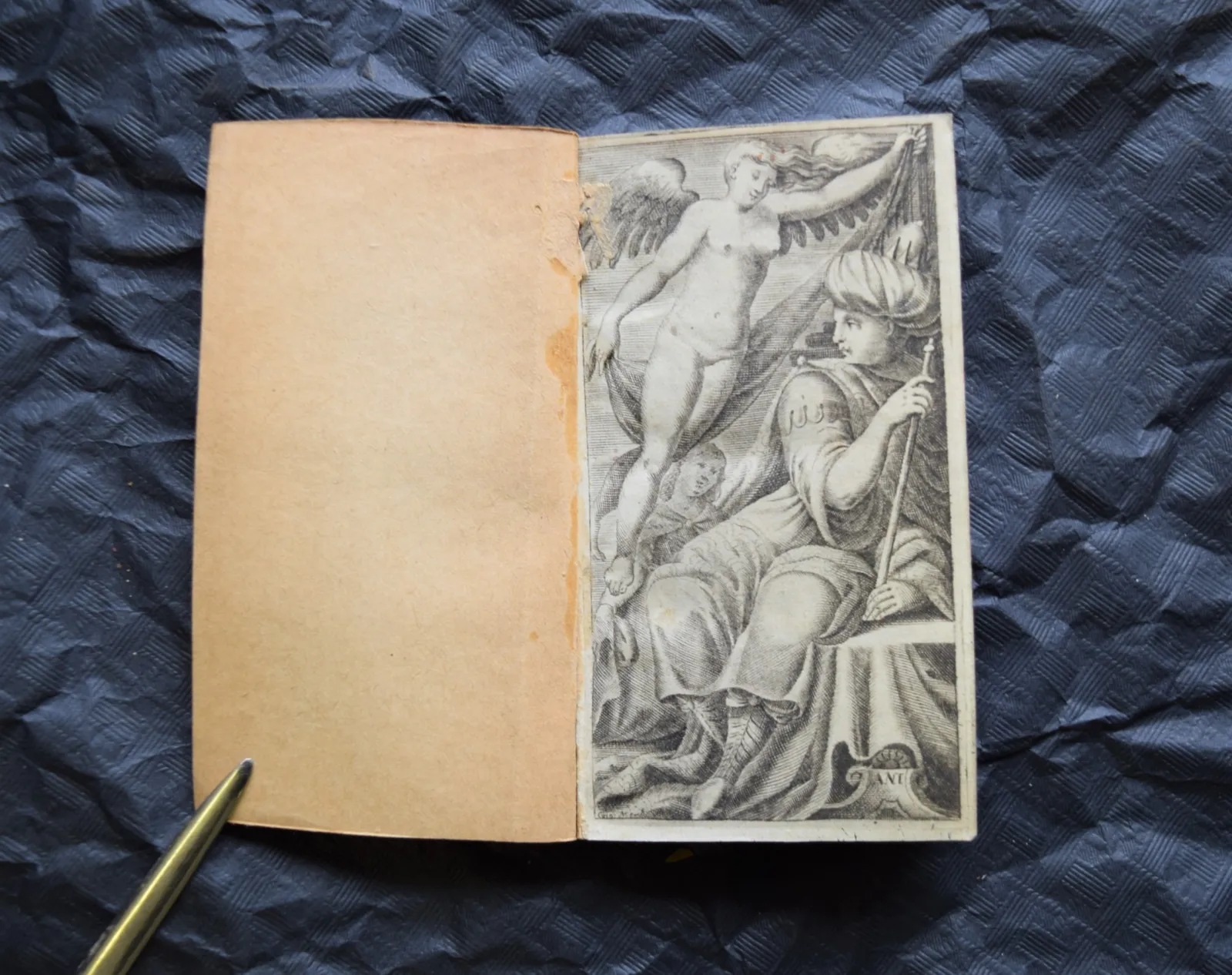 Het frontispice illustreert een man met een tulband en een engel die een doek vasthoudt. Op de tafelpoot staan de letters &lsquo;ANI&rsquo;. Het is ondertekend door &lsquo;Gio. Meck' | Le fortune d&rsquo;Oronte, uitgave Venezia 1656 | Libretto Giacomo Castoreo, muziek is anoniem. 