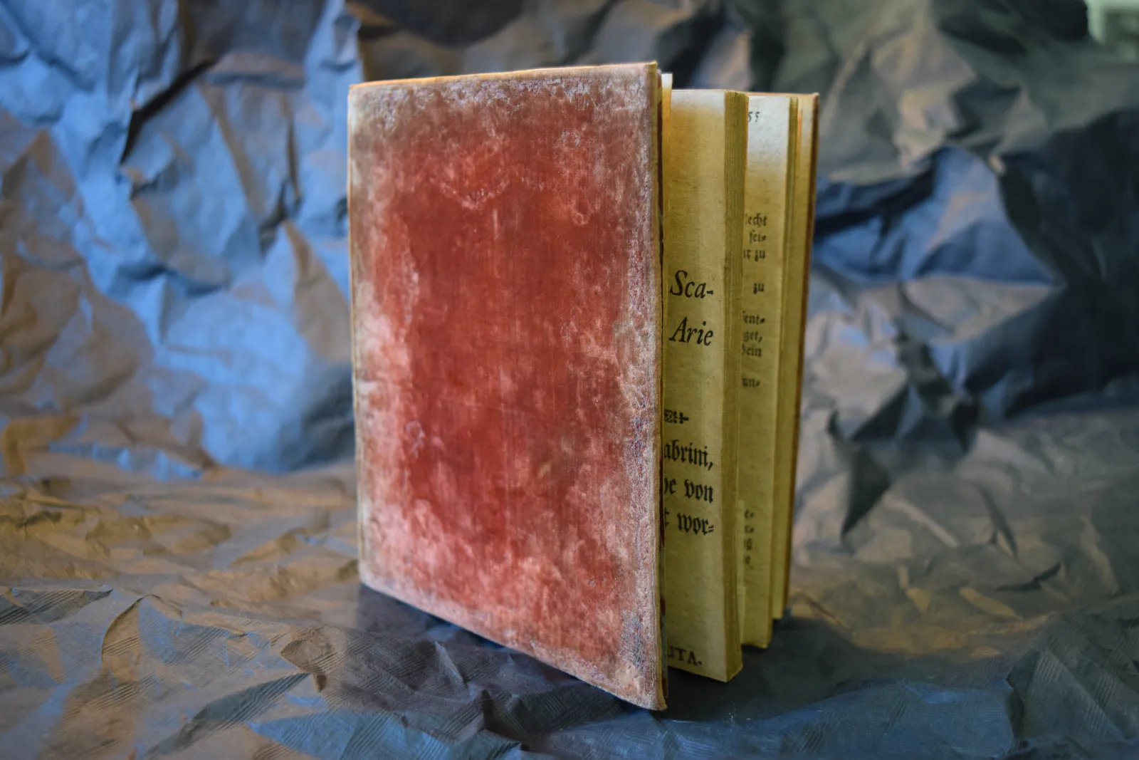 Roodfluwelen boekband, helaas sterk beschadigd | Didone, Hamburg 1746. Libretto van Pietro Metastasio, muziek van Paolo Scalabrini.