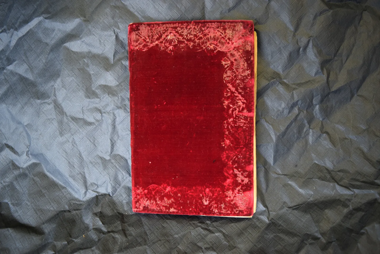 Roodfluwelen cover in goede toestand | Leucippo, 1747. Libretto van Claudio Pasquini, muziek van Johann Adolf Hasse.  