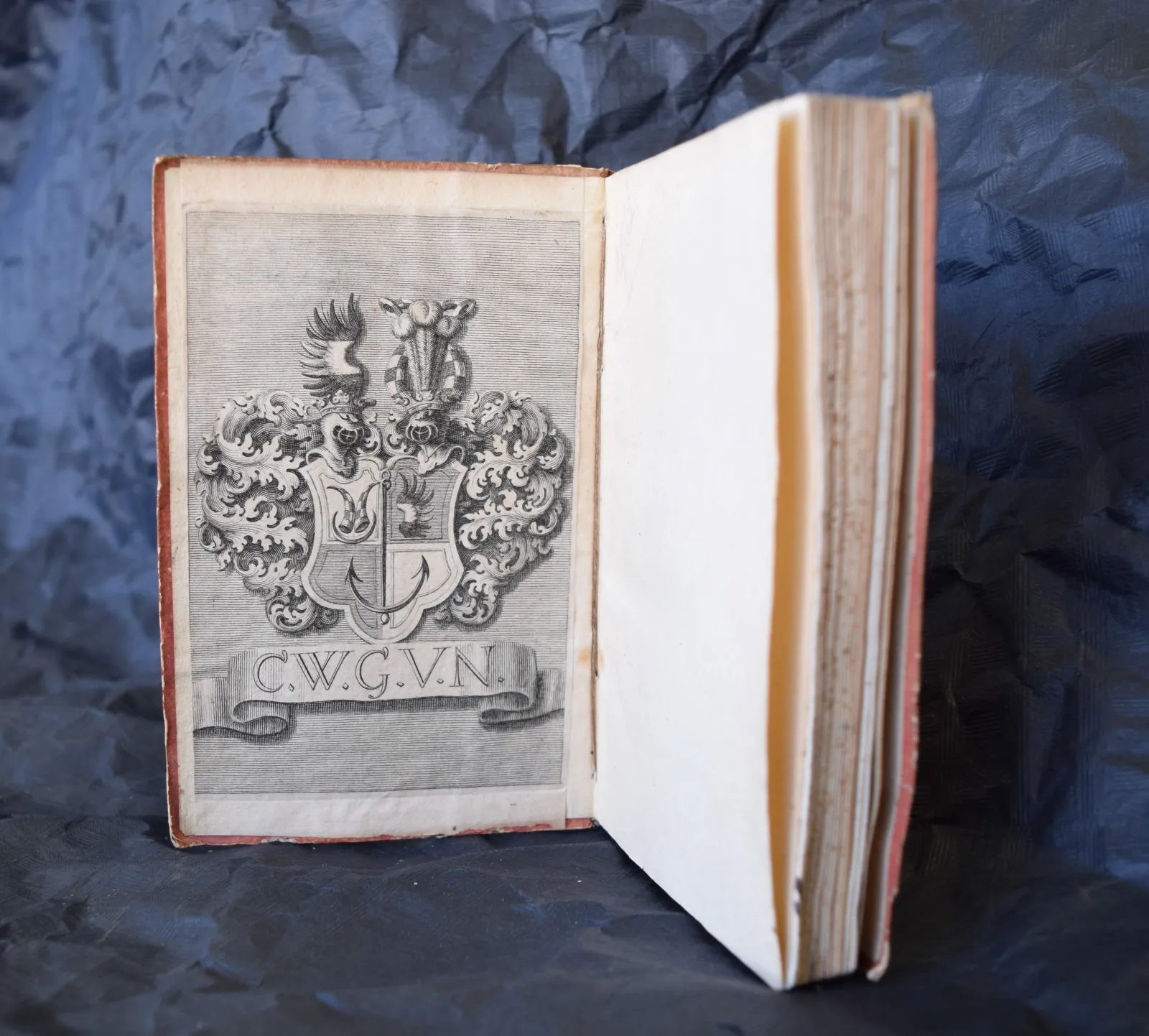 Met ex-libris met de initialen "C. W. G. V. N.", nl. Christoph Wenzel, Graf von Nostitz [1648-1712] Iphide greca, uitgave Wenen 1670 | Librettist anoniem, op muziek gezet door Antonio Draghi. 