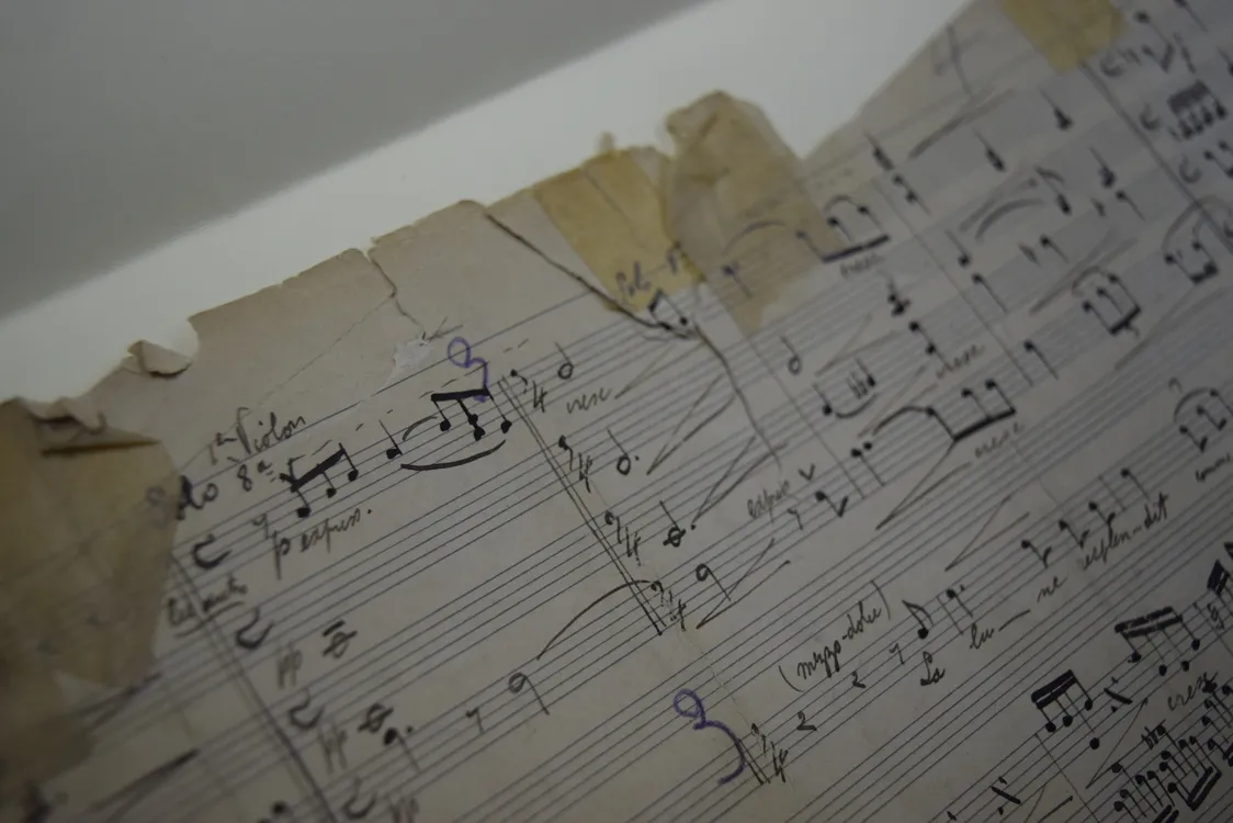 Nocturne, diepe inscheuring en versteviging met verzuurde tape.