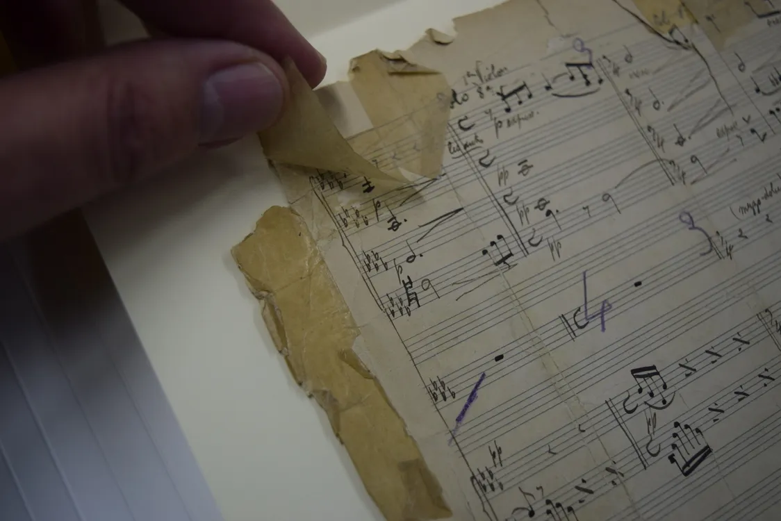 Nocturne, verzuurde tape met lijmresten op het papier.
